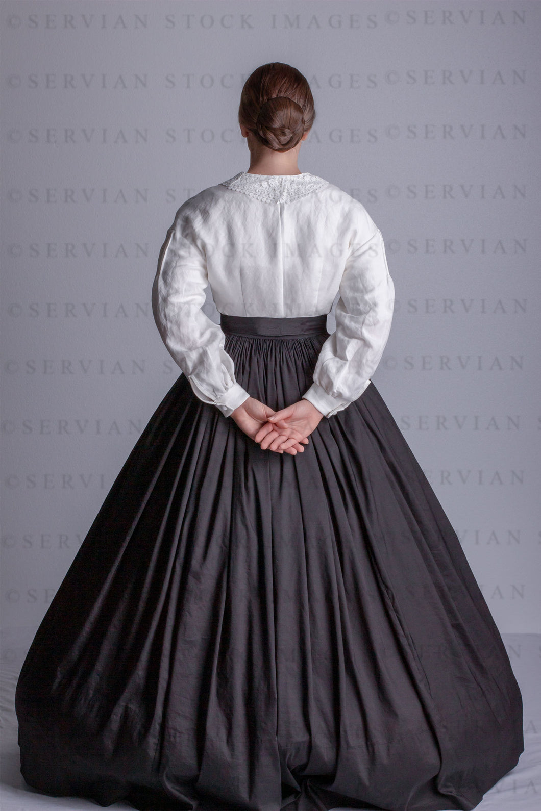 Victorian woman in a linen Garibaldi blouse with a lace collar and a black skirt (Tayla 0135)