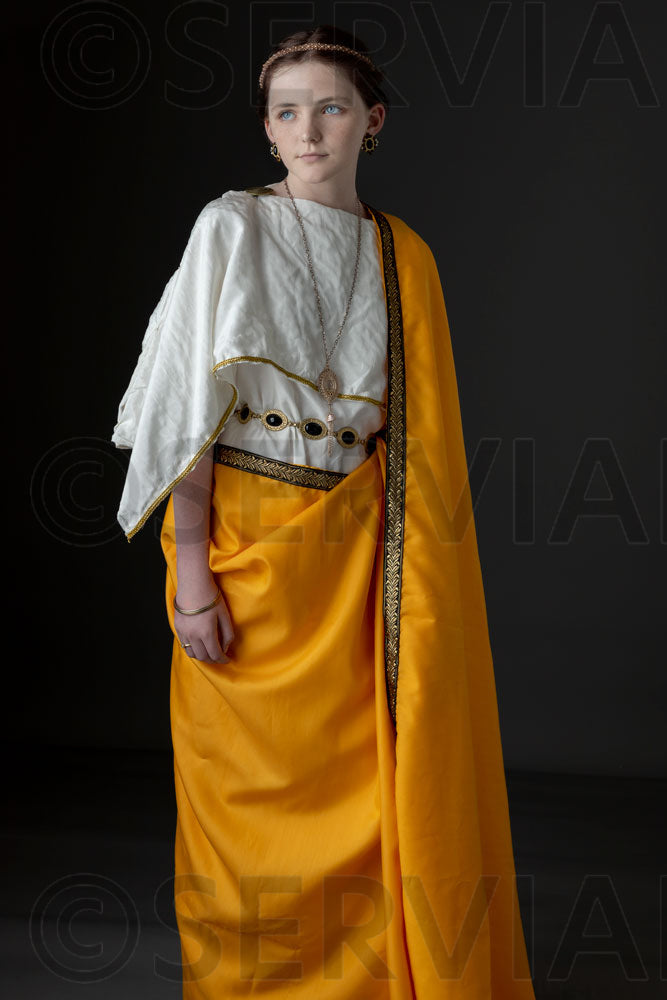 Roman girl wearing a white tunic and stola (HAVANA 564)