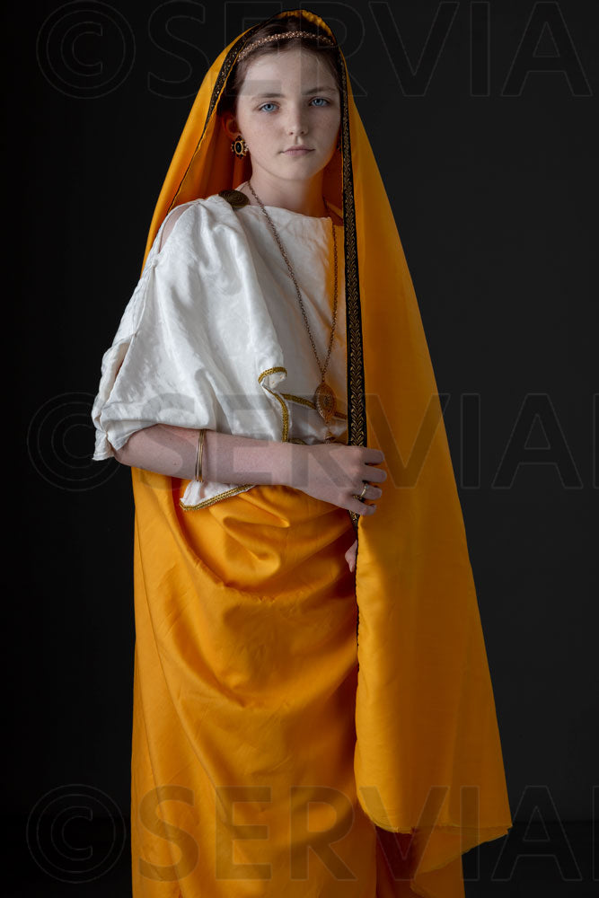 Roman girl wearing a white tunic and stola (HAVANA 569)