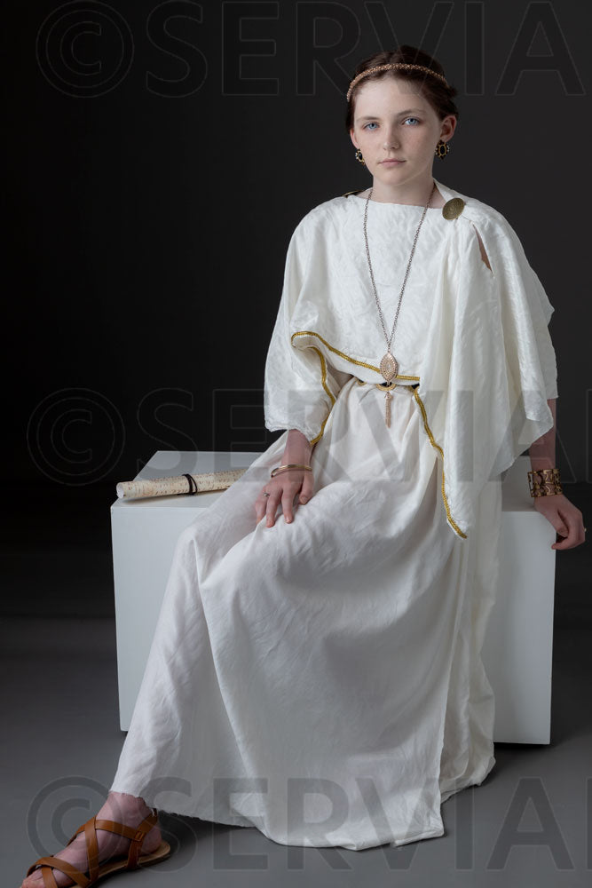 Roman girl wearing a white tunic and stola (HAVANA 598)