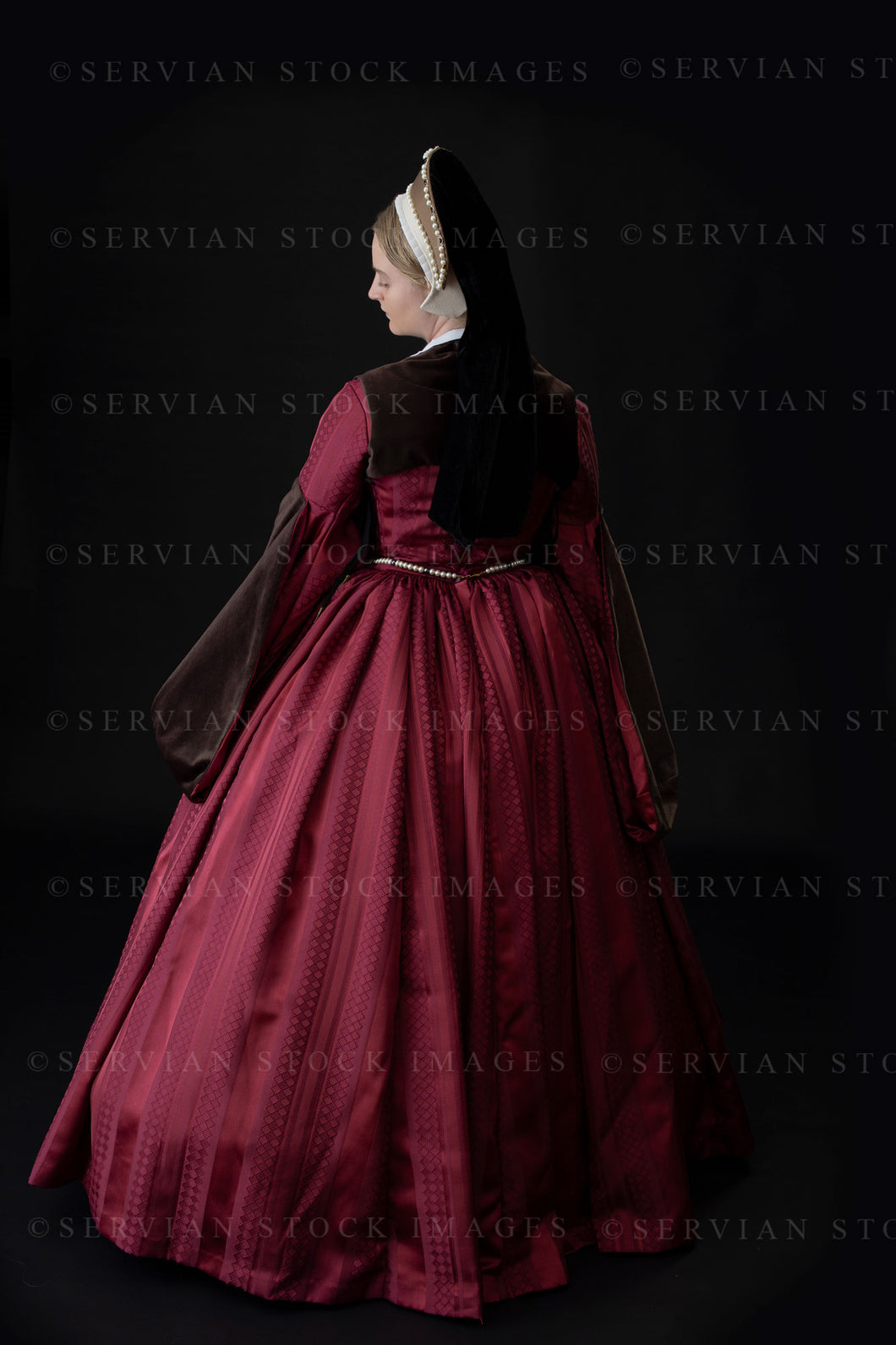Tudor woman dark red dress with fur sleeves (Bianca 1142)