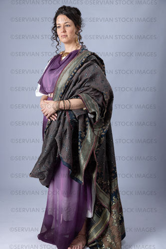 Roman woman wearing a tunic and stolla with a gold belt and a palla (Emma 1034)