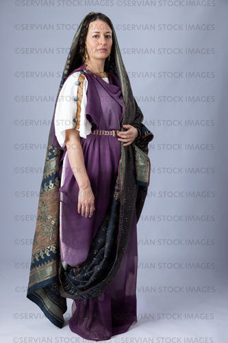 Roman woman wearing a tunic and stolla with a gold belt and a palla (Emma 1047)