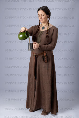 Medieval woman wearing a brown linen kirtle (Emma 1075)