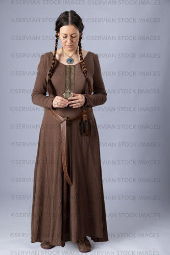Medieval woman wearing a brown linen kirtle (Emma 1082)