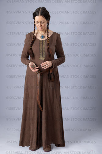 Medieval woman wearing a brown linen kirtle (Emma 1083)