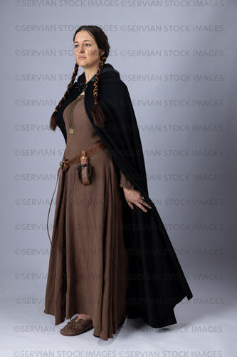 Medieval woman wearing a brown linen kirtle and a black woolen cloak (Emma 1090)