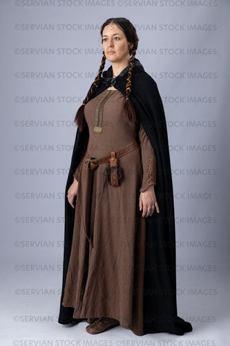 Medieval woman wearing a brown linen kirtle and a black woolen cloak (Emma 1114)