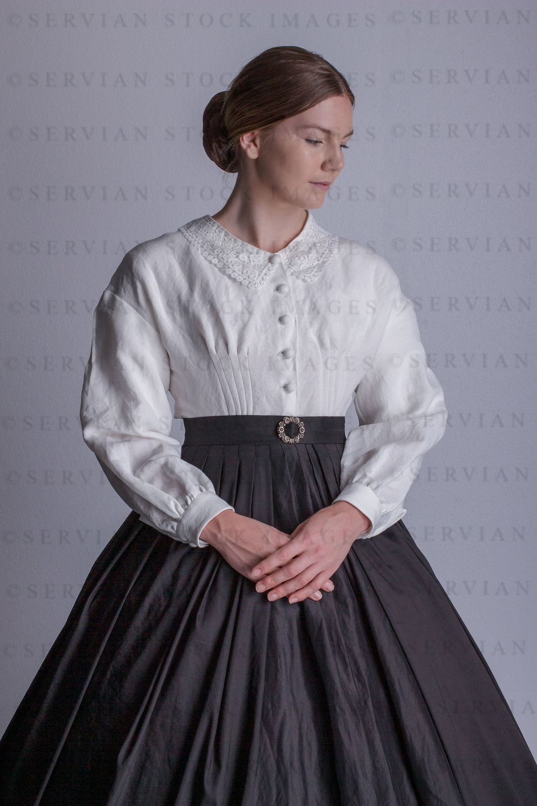 Victorian woman in a linen Garibaldi blouse with a lace collar and a black skirt (Tayla 0133)