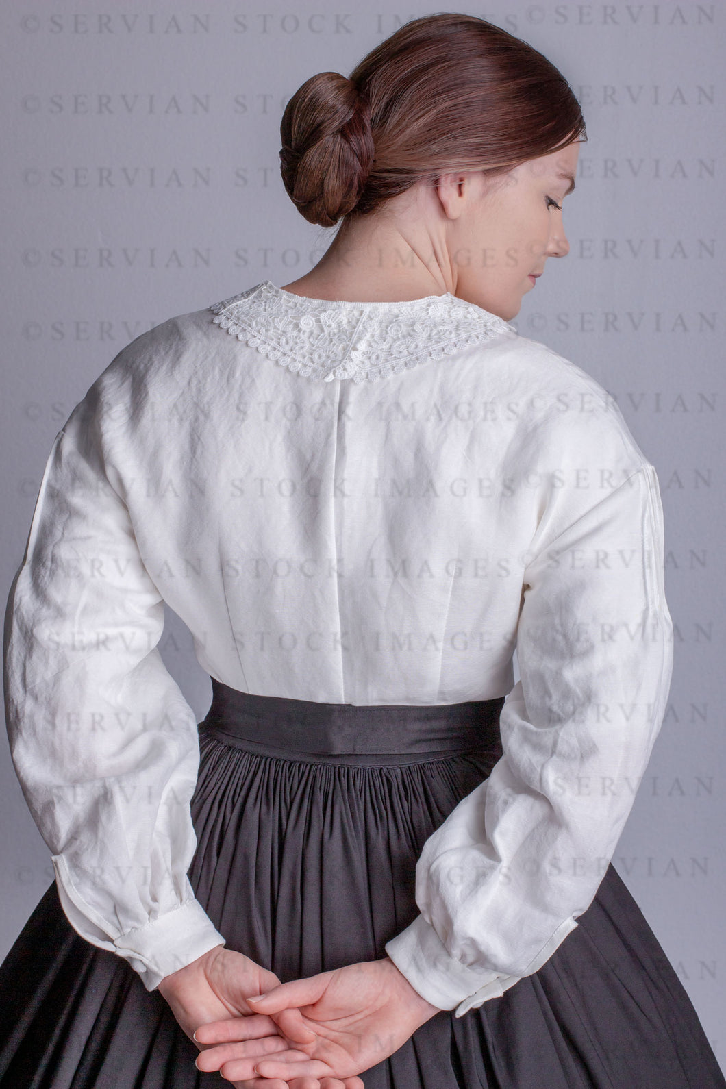 Victorian woman in a linen Garibaldi blouse with a lace collar and a black skirt (Tayla 0139)
