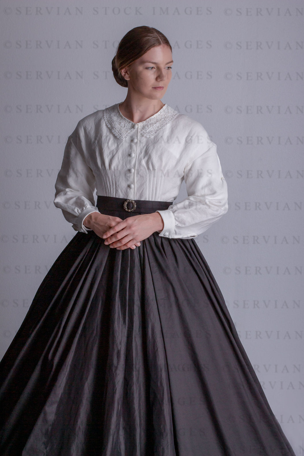 Victorian woman in a linen Garibaldi blouse with a lace collar and a black skirt (Tayla 0147)