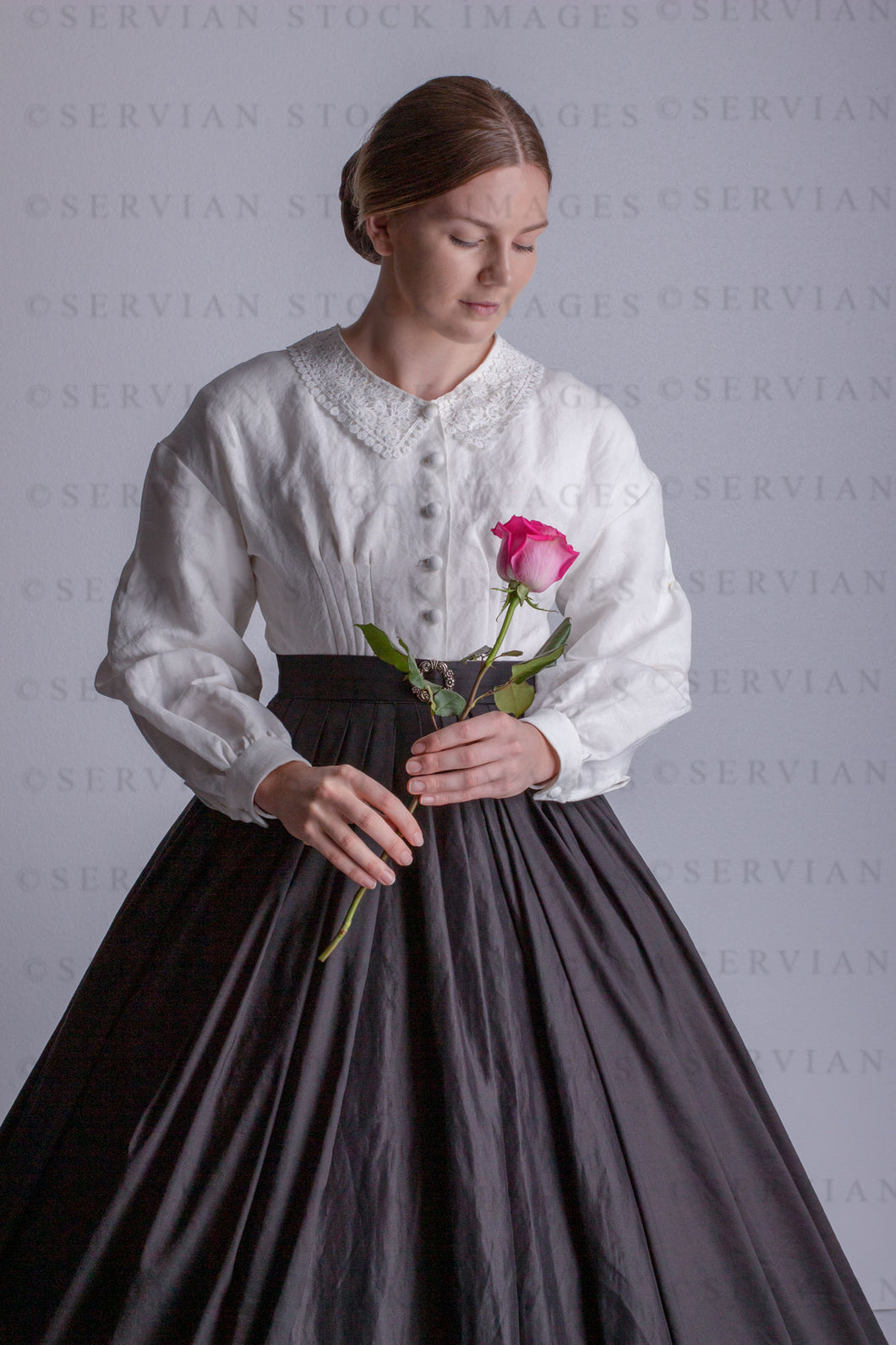 Victorian woman in a linen Garibaldi blouse with a lace collar and a black skirt (Tayla 0153)