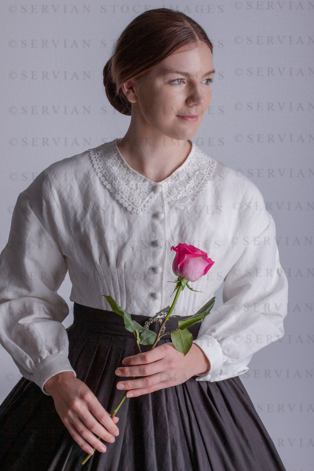Victorian woman in a linen Garibaldi blouse with a lace collar and a black skirt (Tayla 0155)