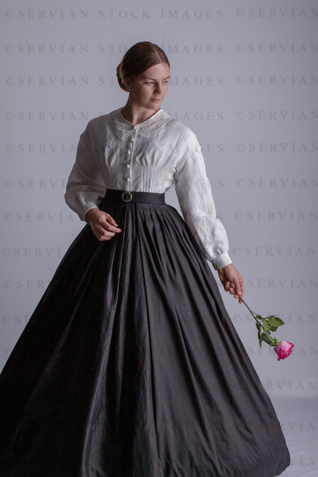 Victorian woman in a linen Garibaldi blouse with a lace collar and a black skirt (Tayla 0159)
