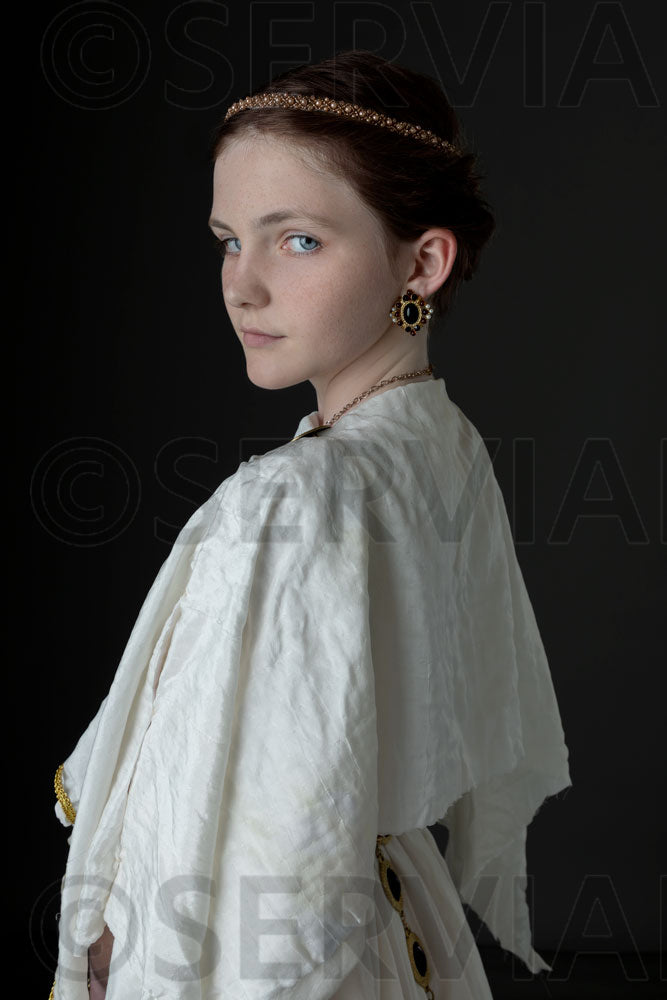 Roman girl wearing a white tunic and stola (HAVANA 541 )