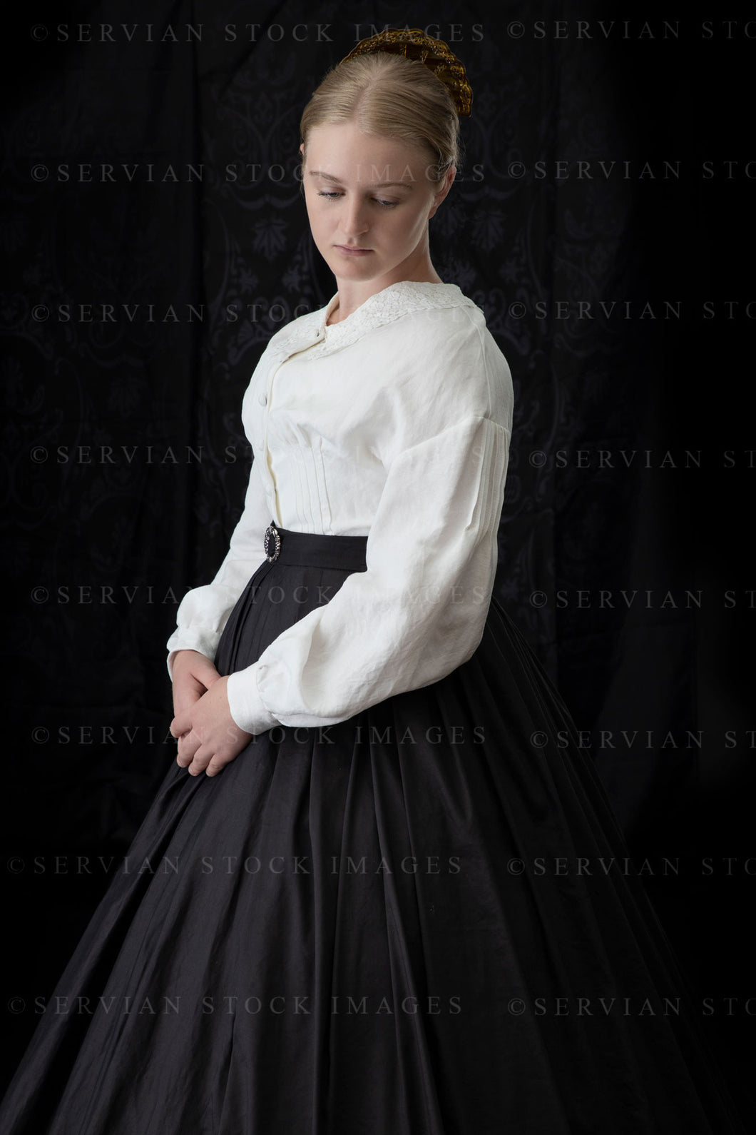 Victorian woman in a linen Garibaldi blouse and black skirt with crinoline (Bianca 0438)