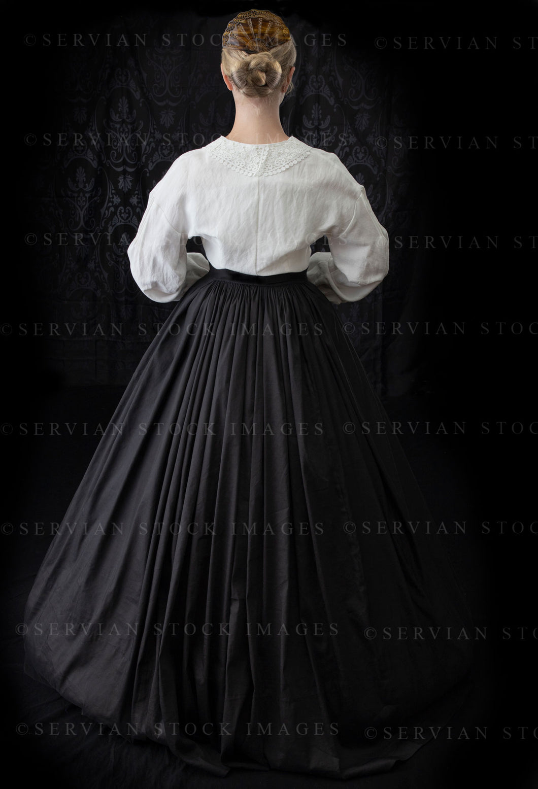 Victorian woman in a linen Garibaldi blouse and black skirt with crinoline (Bianca 0441)