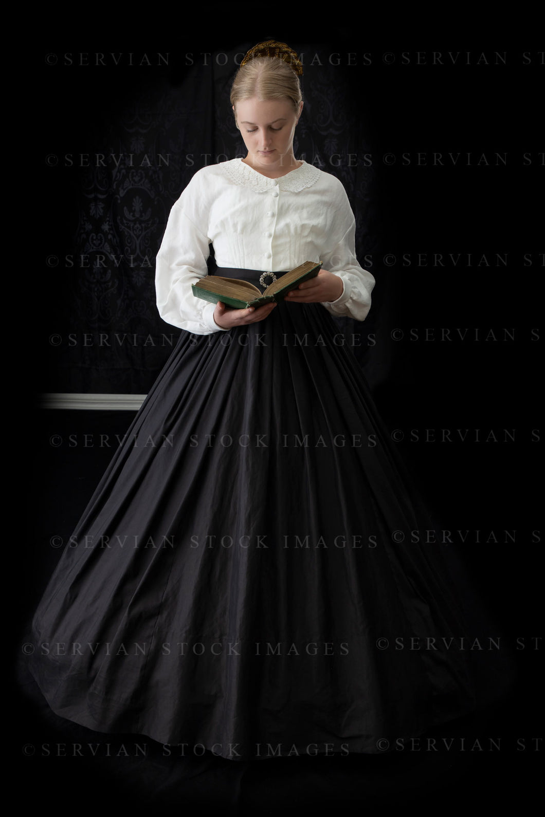 Victorian woman in a linen Garibaldi blouse and black skirt with crinoline (Bianca 0541)