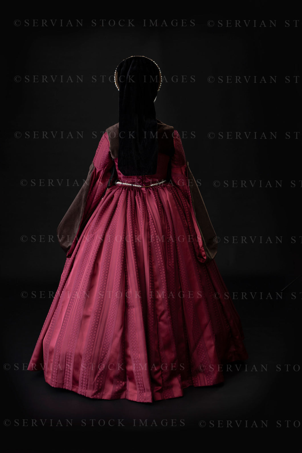 Tudor woman dark red dress with fur sleeves (Bianca 1137)