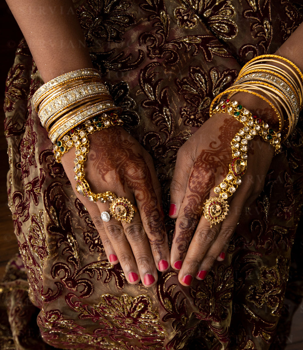 Woman wearing a sari and gold jewellery with mehendi on her hands (Shelaila 4418)